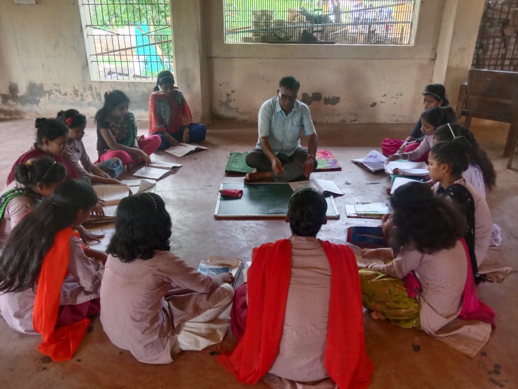ନବଜୀବନ ଆଶ୍ରମରେ ଶ୍ରୀ ରାମଚନ୍ଦ୍ର ବିଶୋୟୀଙ୍କ ଦ୍ୱାରା ପିଲାଙ୍କୁ ଶିକ୍ଷାଦାନ